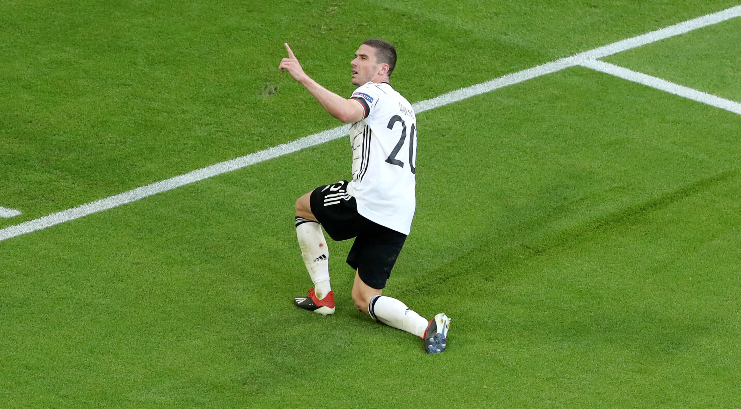 Gosens-mania: rossoneri tra i top-club interessati al terzino tedesco