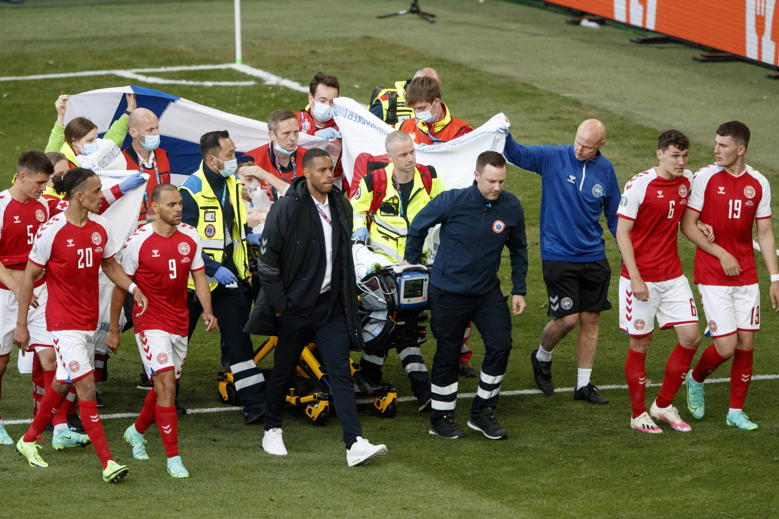 Eriksen, l’agente informa: “Christian è sveglio, parla e non è in pericolo di vita”. Il match è ripreso alle 20:30