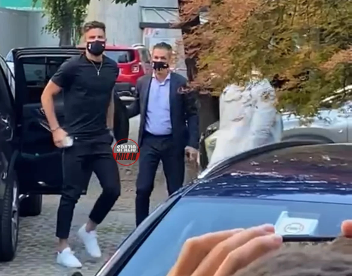 Giroud-day, il francese ha firmato il contratto con il Milan