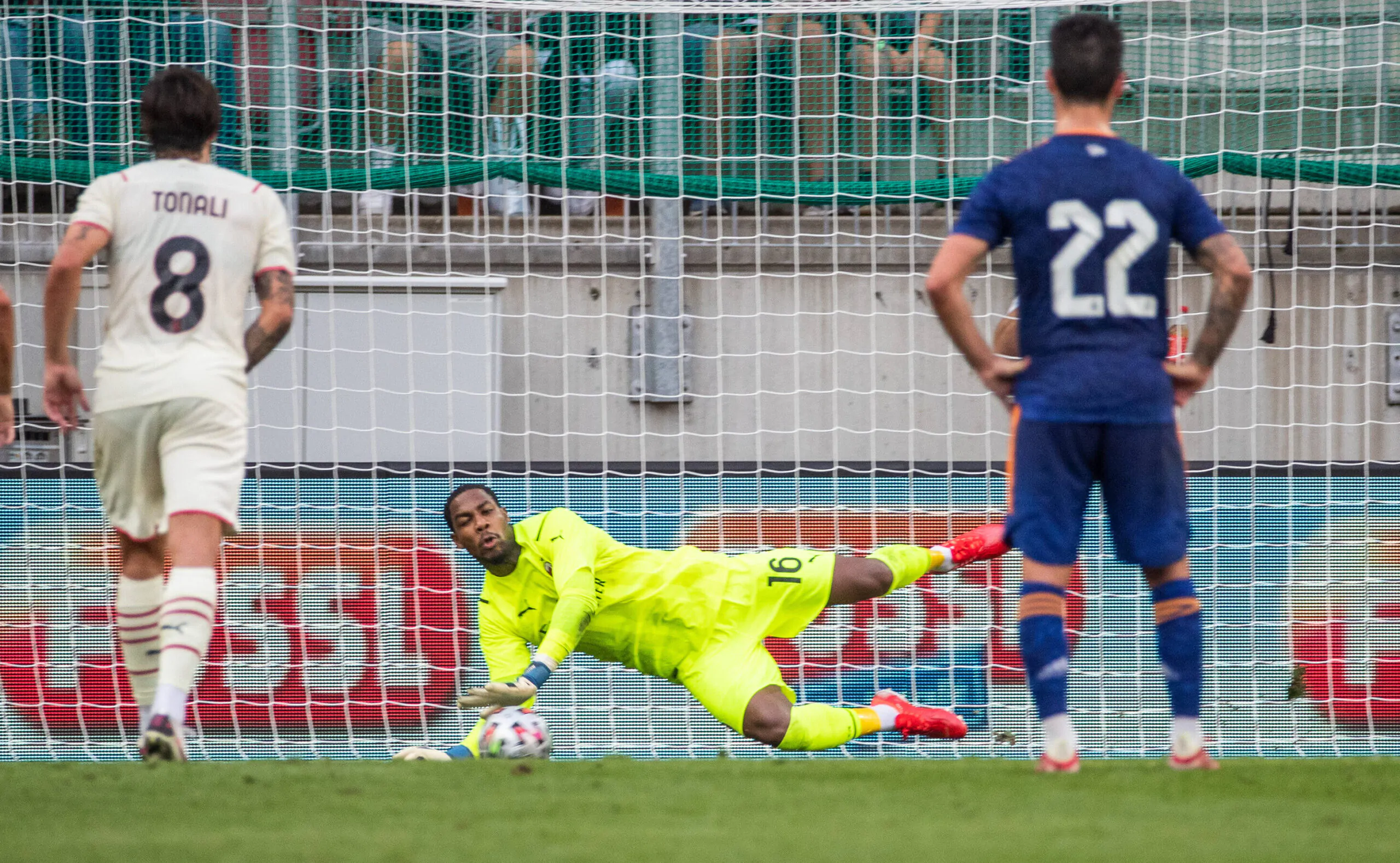 L’opinionista è sicuro: “Maignan non sta facendo rimpiangere Donnarumma”