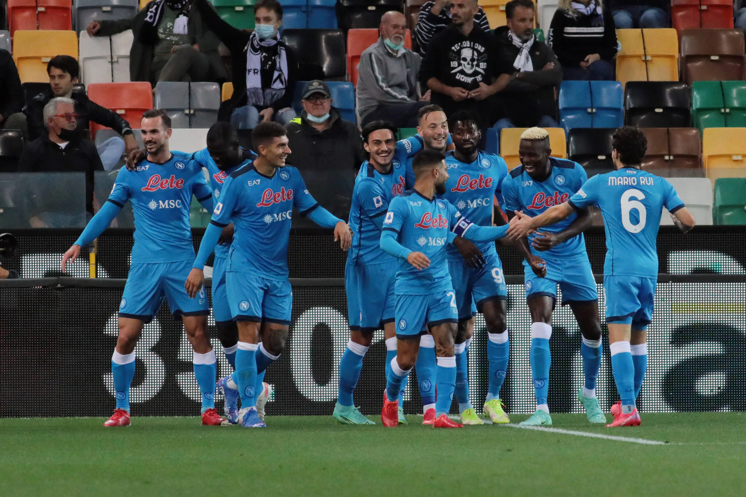 Il Napoli vince ancora e vola al primo posto, inseguono Inter e Milan: la classifica
