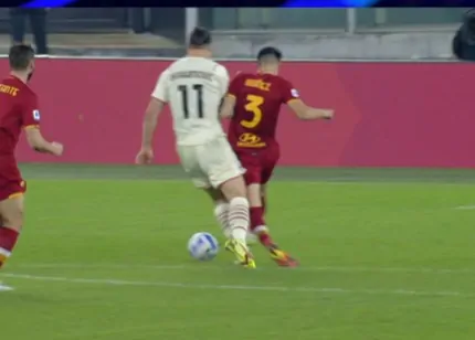 Roma-Milan, rigore confermato per i rossoneri dopo il check Var: l’accaduto