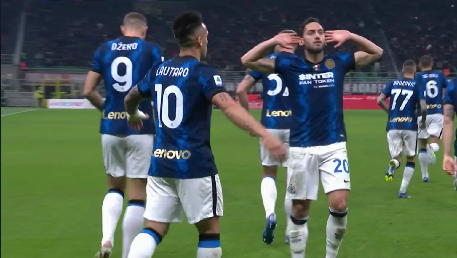 FOTO – La Curva Sud non perdona: duro striscione nei confronti di Calhanoglu