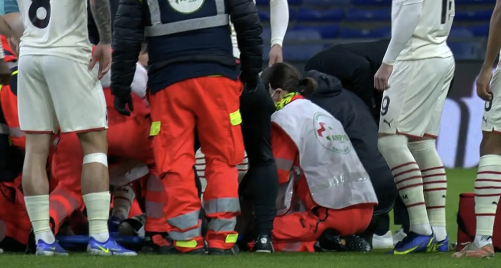 Tegola Milan, il difensore esce dal campo in barella