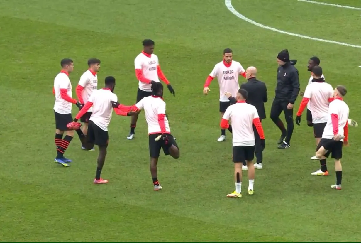 FOTO – Gesto da applausi per Simon Kjaer: la maglia celebrativa!