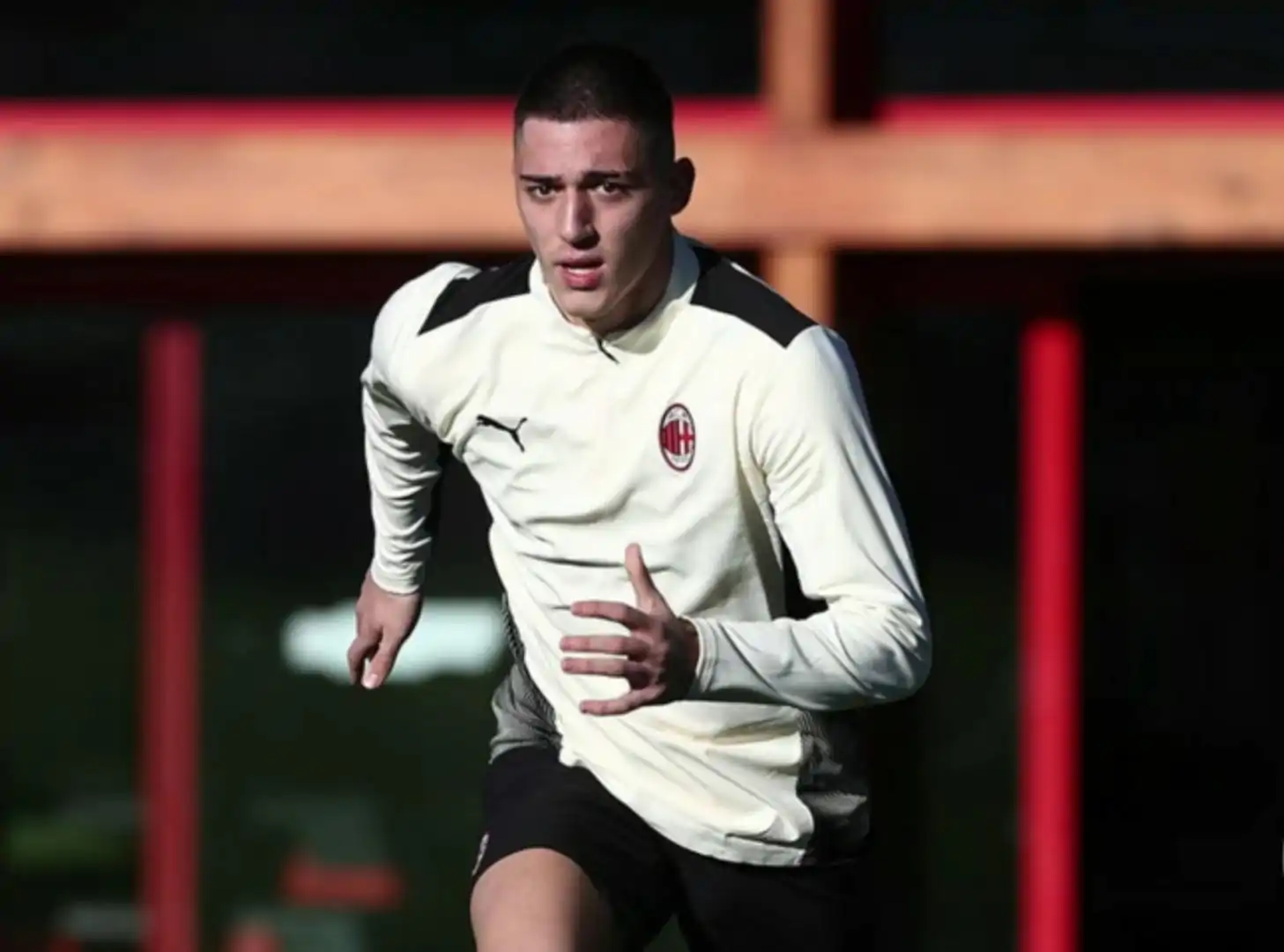 Milan, un rossonero può partire in prestito a gennaio: due italiane su di lui!