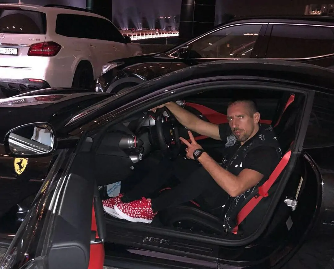 Paura Ribery: incidente nella notte e auto distrutta