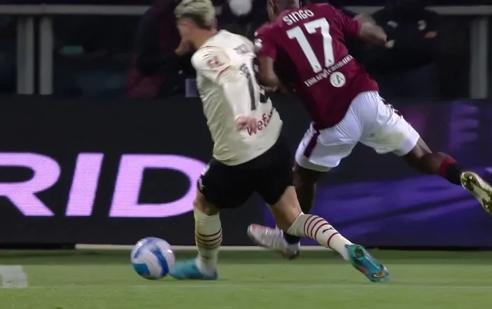 Proteste Milan, possibile rigore su Theo Hernandez: la sentenza in diretta su Dazn