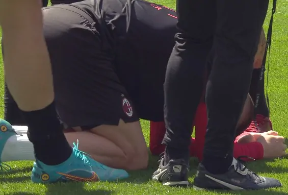 Problema durante il riscaldamento: un rossonero costretto a fermarsi!