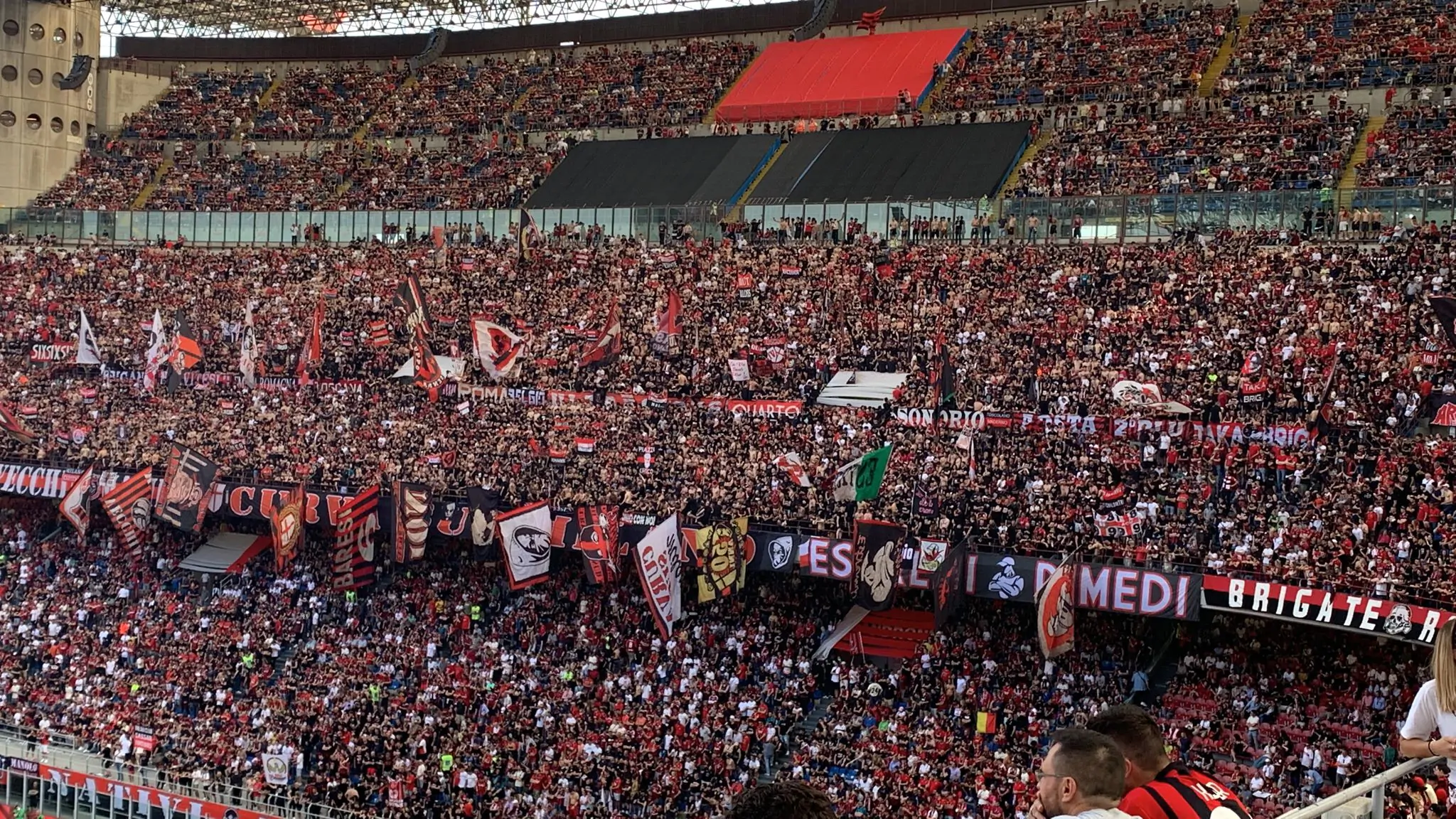 Milan-Atalanta, coreografia da brividi dei tifosi rossoneri (FOTO)