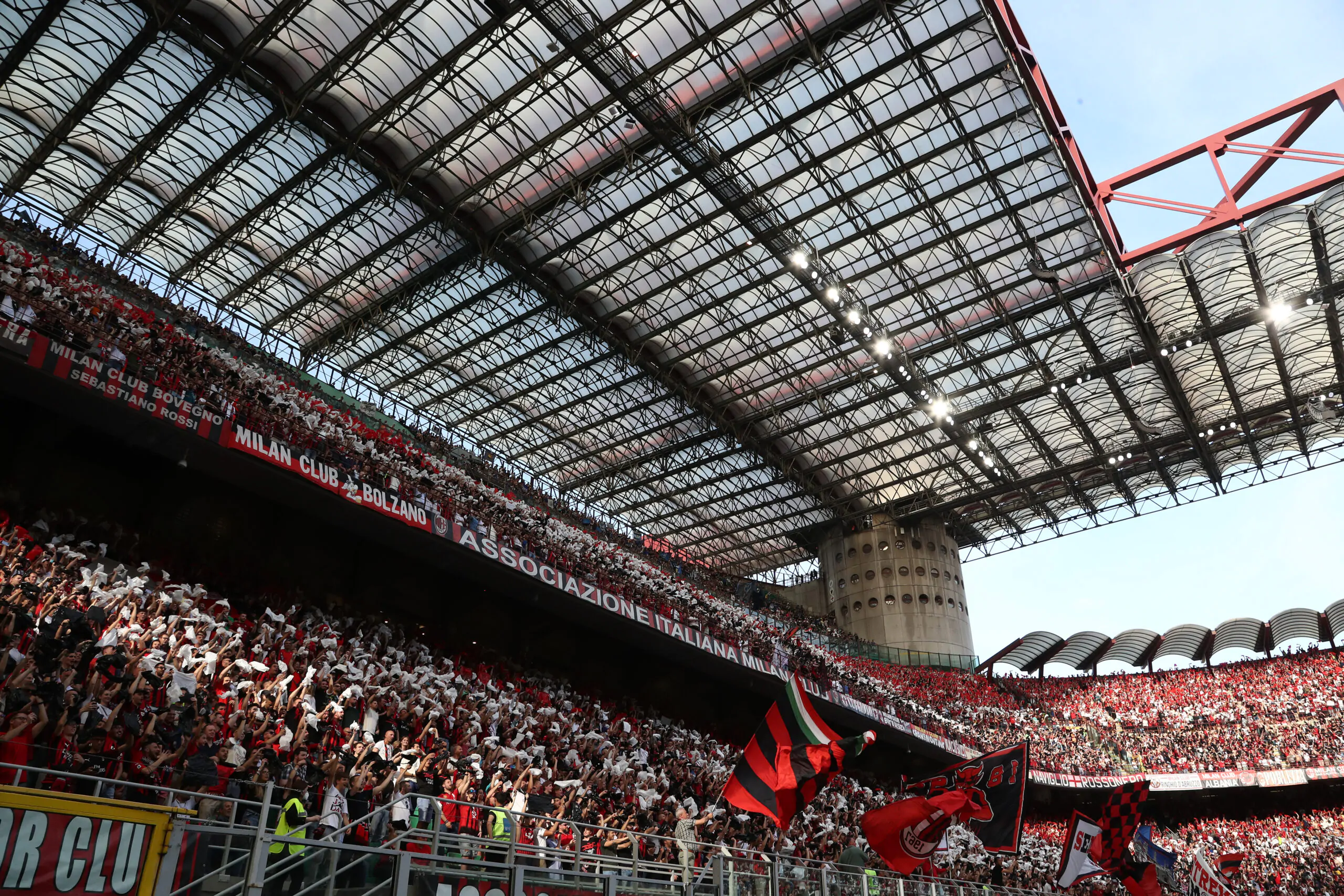 Il noto giornalista avvisa i tifosi di Inter e Milan: “Dovranno farlo dopo la partita!”