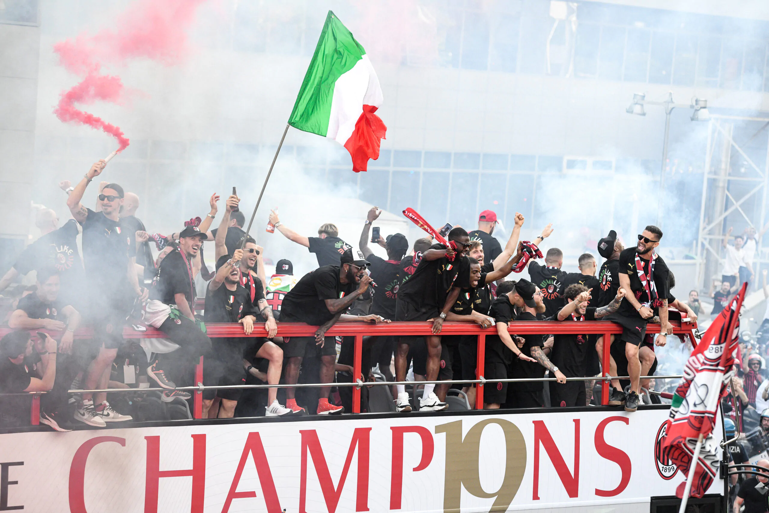 Festa scudetto Milan, arriva la decisione: sanzionati quattro rossoneri!