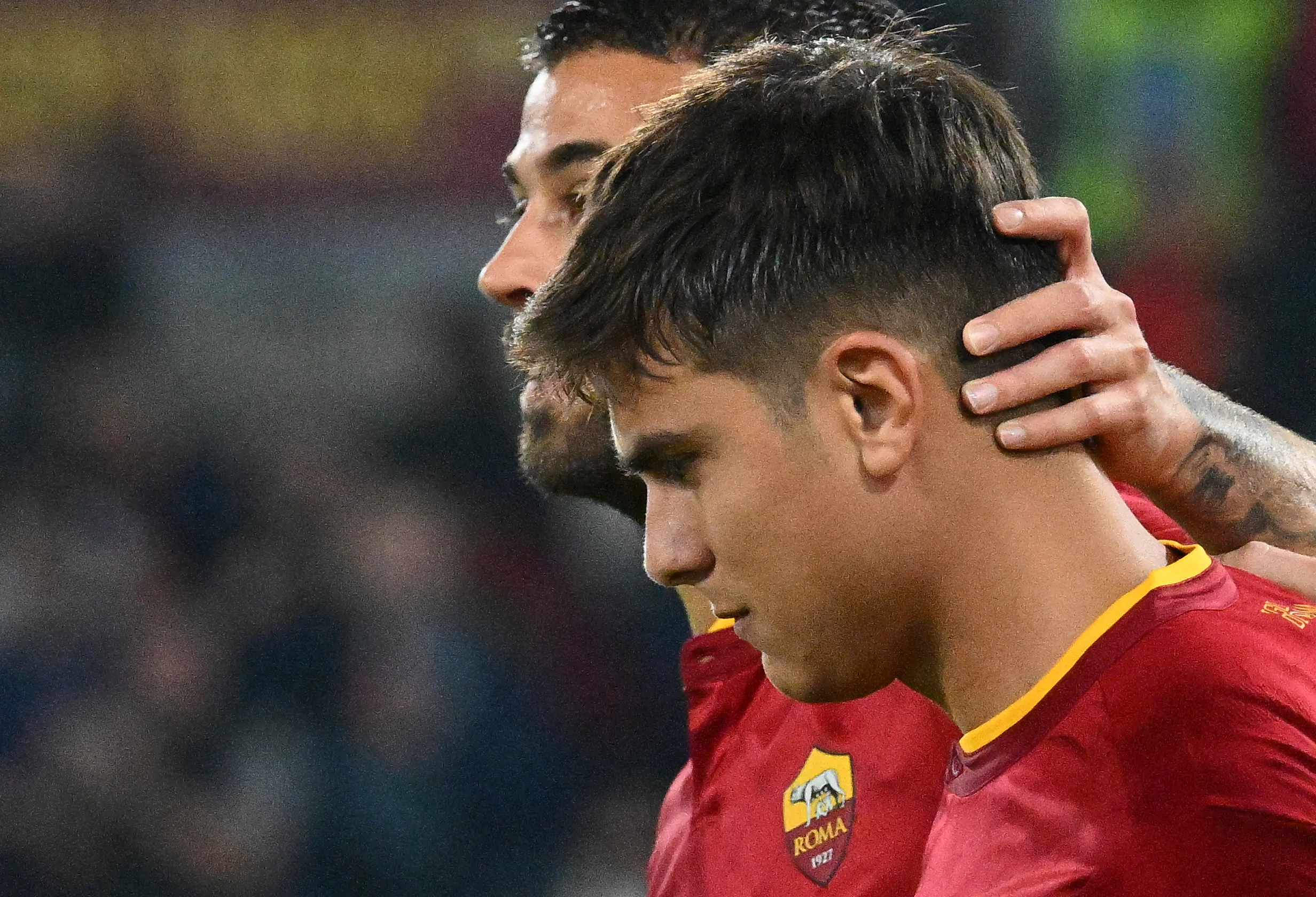 Roma-Lecce, infortunio per Dybala: l’argentino in lacrime