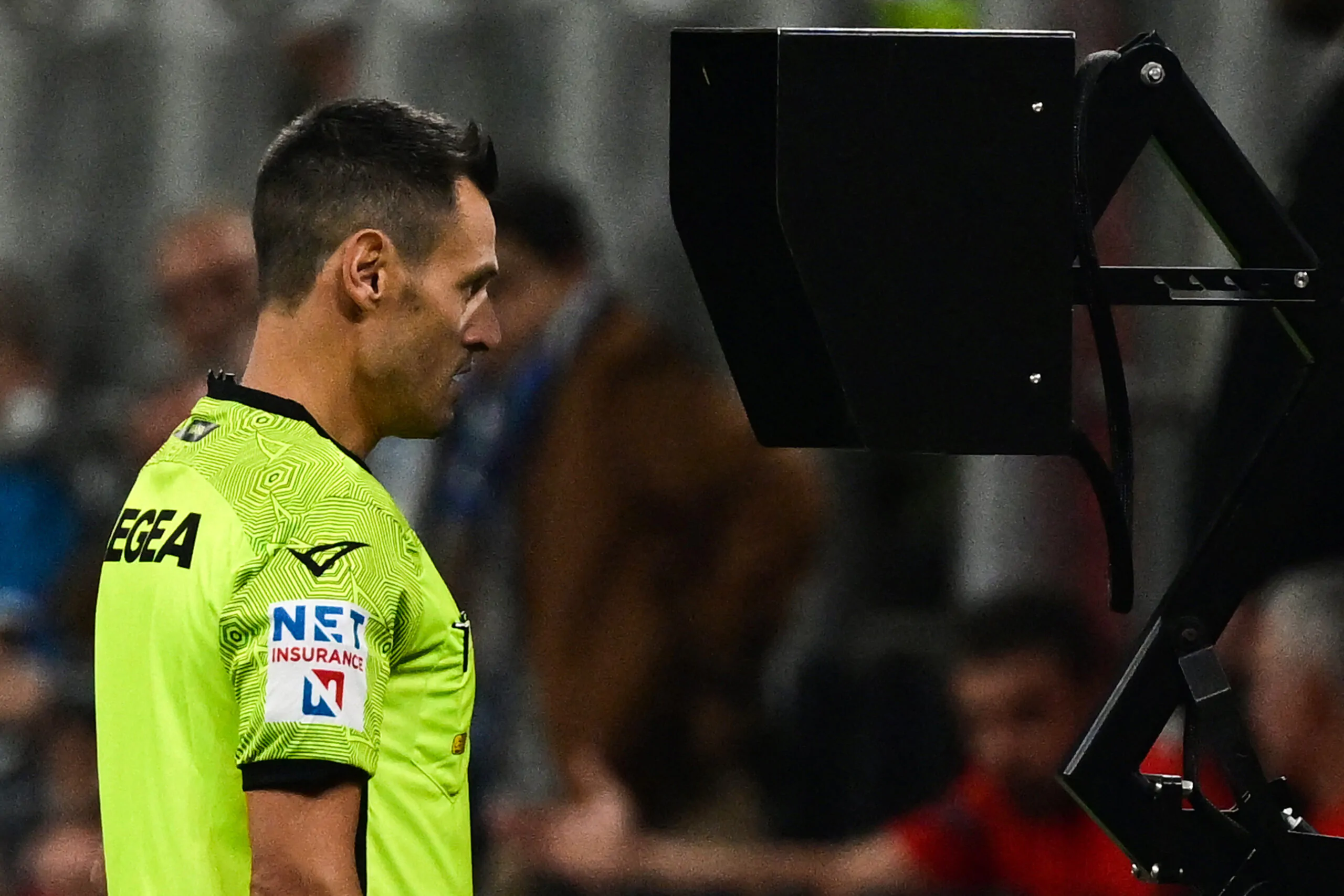 Svolta in Serie A, presto anche i tifosi ascolteranno i colloqui con il Var: le parole dell’arbitro!