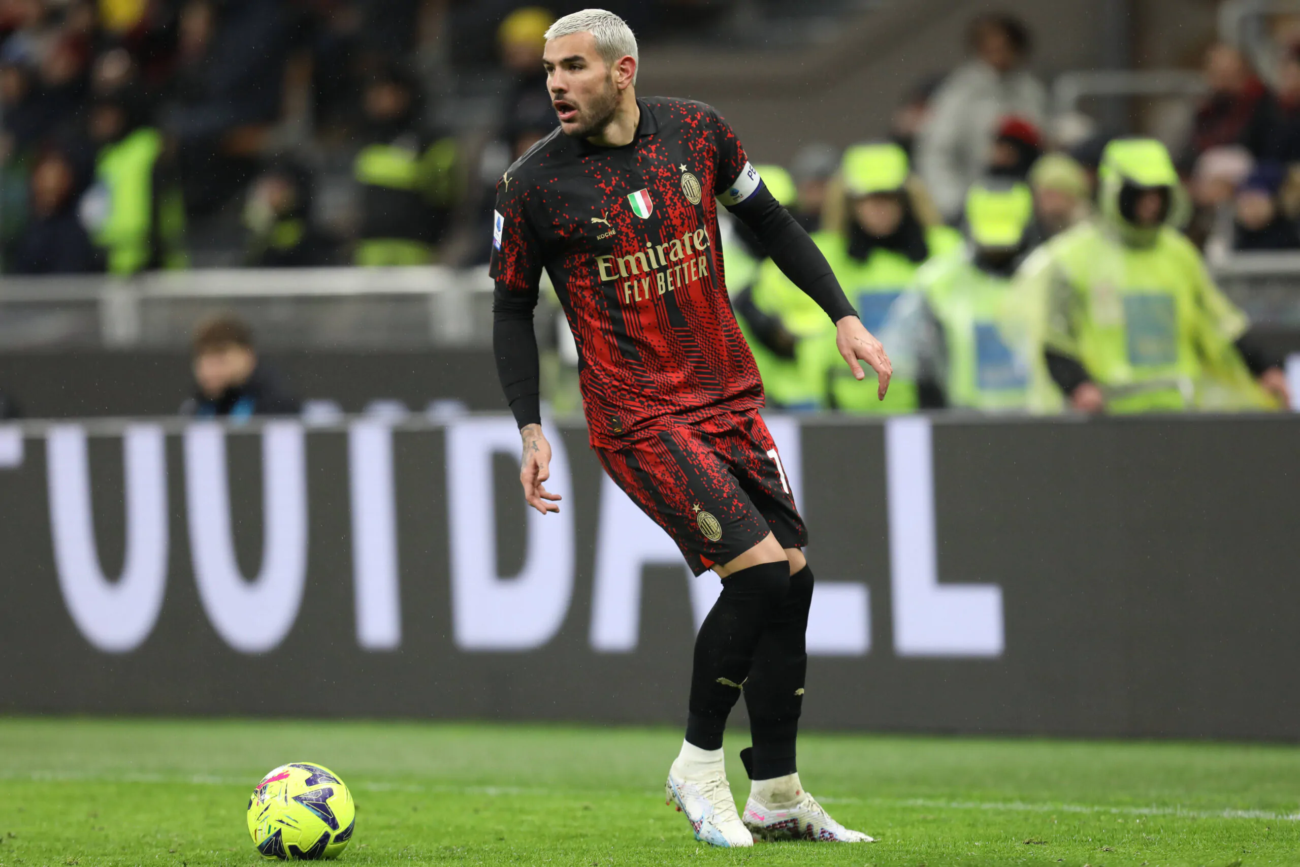 Theo in campo a San Siro durante Milan-Atalanta