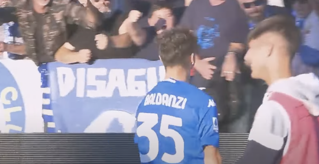 Tommaso Baldanzi esulta dopo un gol.