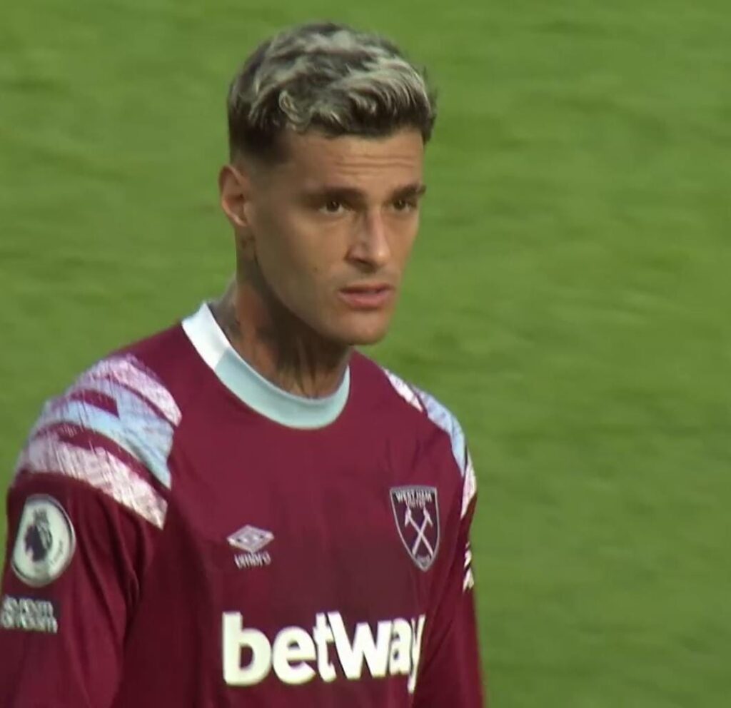 Gianluca Scamacca in campo con il West Ham