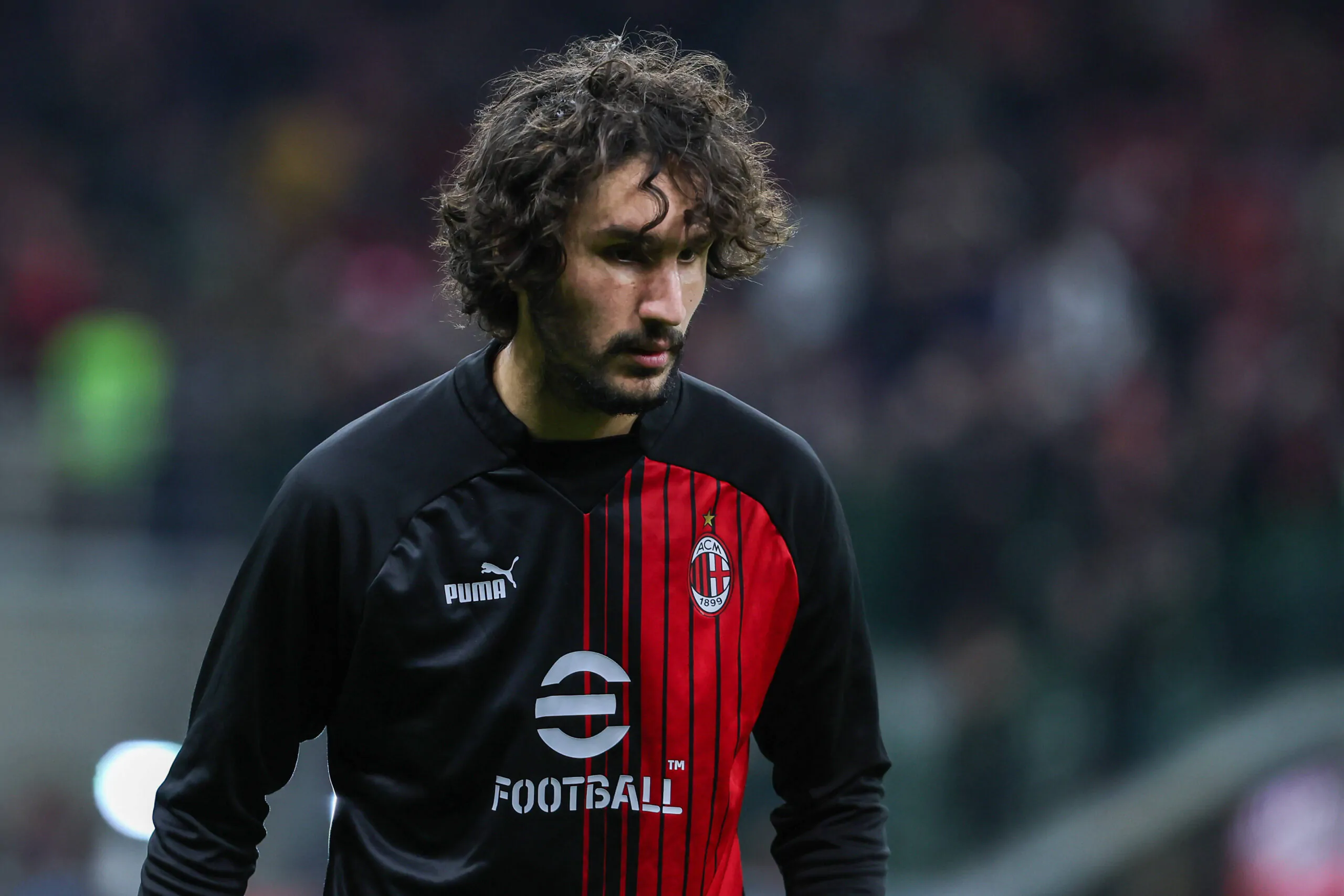 Adli si riscalda durante Milan-Salernitana