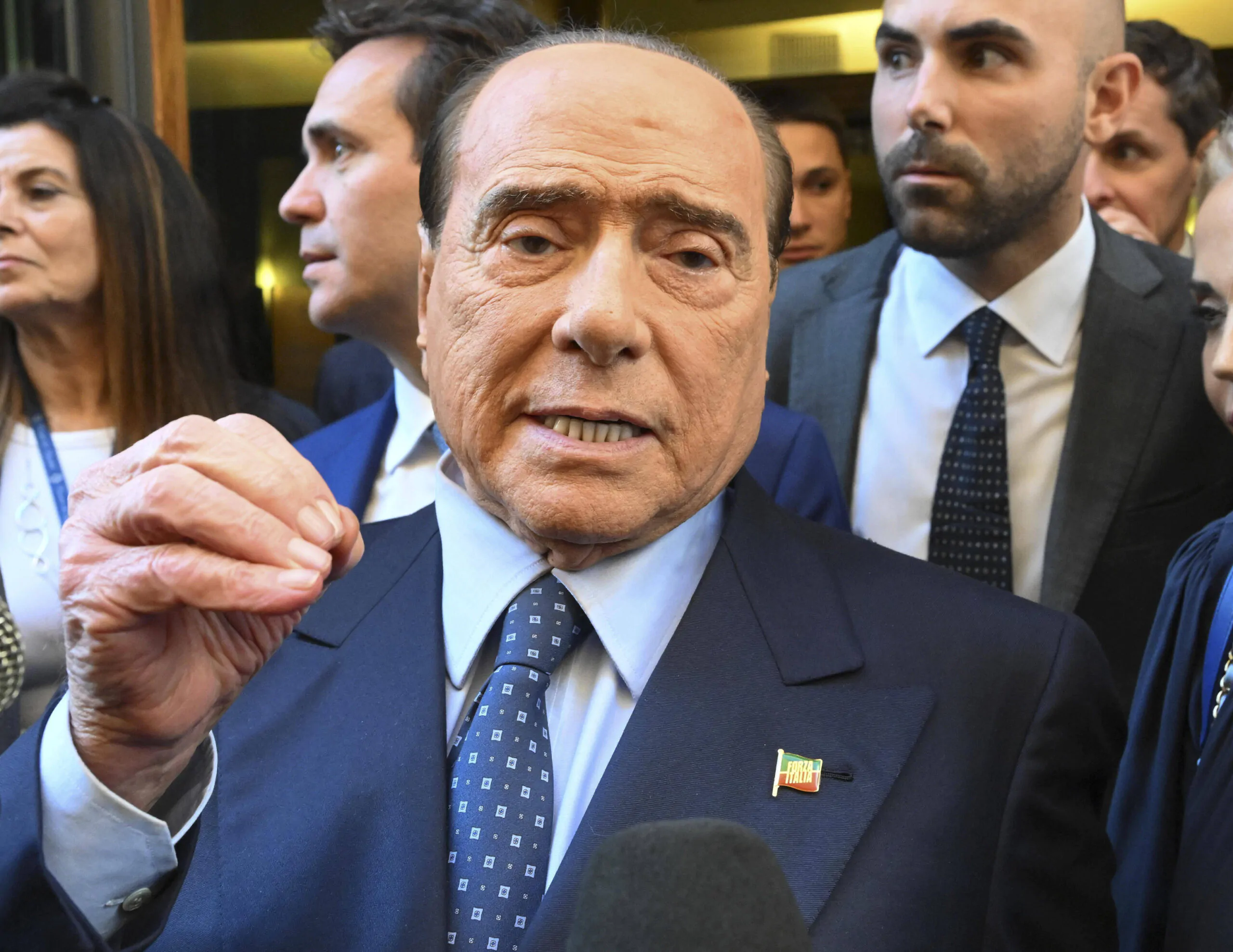 Berlusconi rassicura: “È dura, ma ce la farò”, le sue dichiarazioni direttamente dal San Raffaele