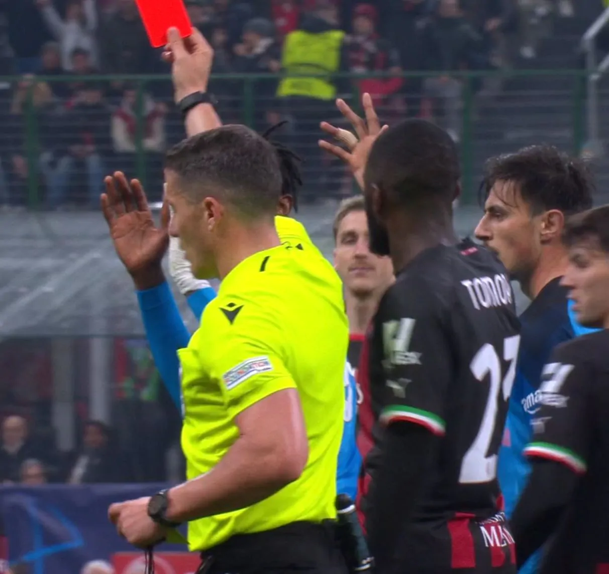 Napoli -Milan, la UEFA ha deciso: scleto l’arbitro per gara di ritorno