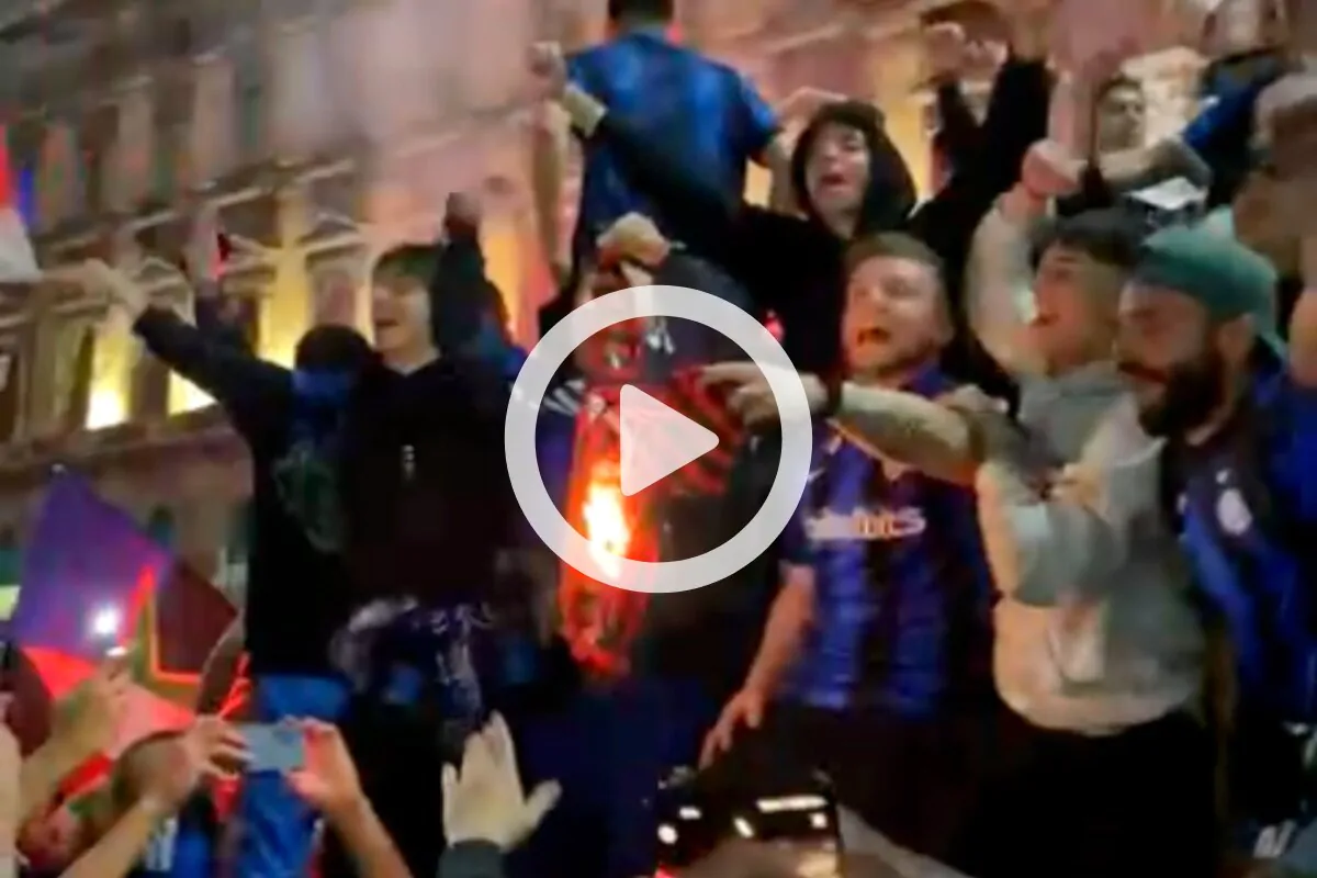 Brutto gesto dei tifosi dell’Inter: festeggiano a Milano bruciando la maglia di Leao (VIDEO)
