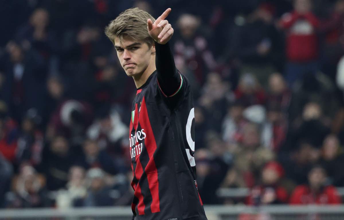 De Ketelaere con la maglia del Milan