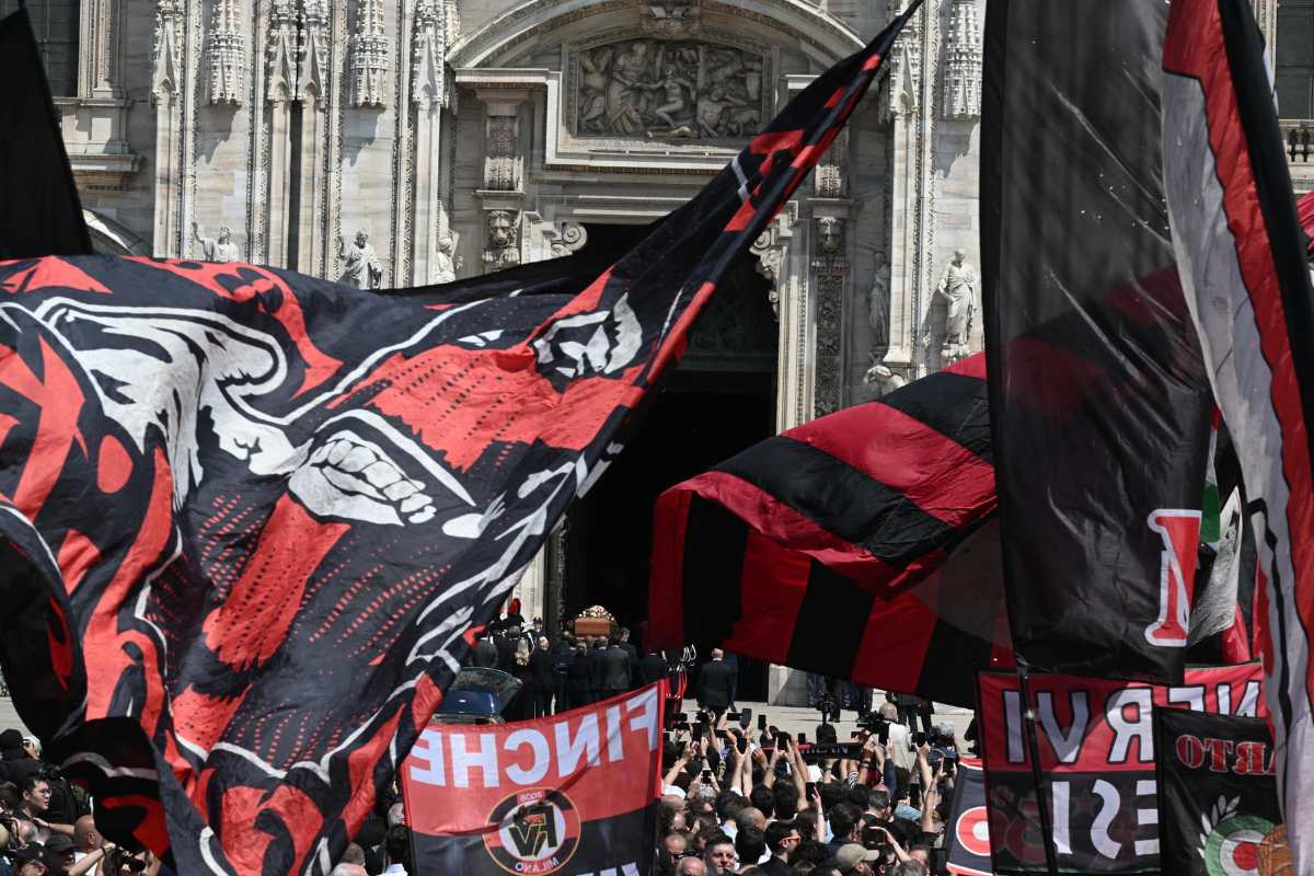 Tifosi milanisti al funerale di Berlusconi