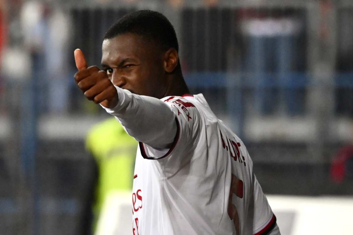 Ballo Toure esulta dopo un gol con il Milan