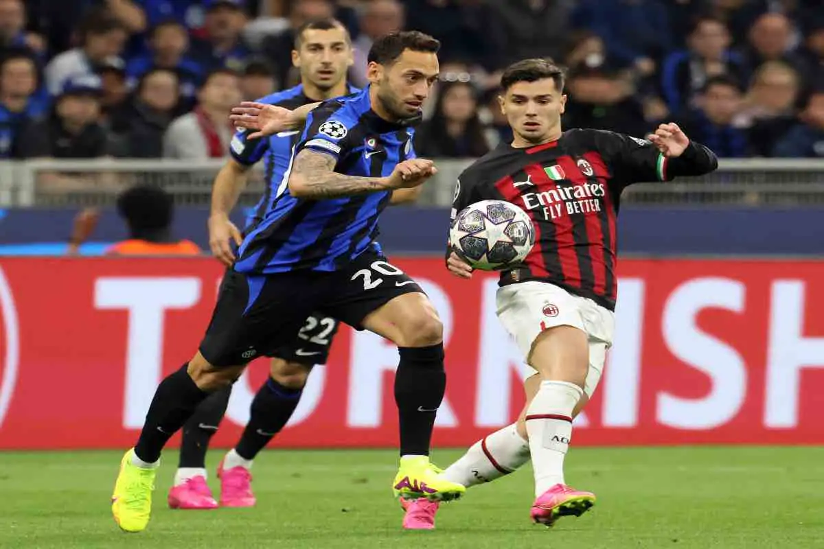 Calhanoglu punzecchia il Milan
