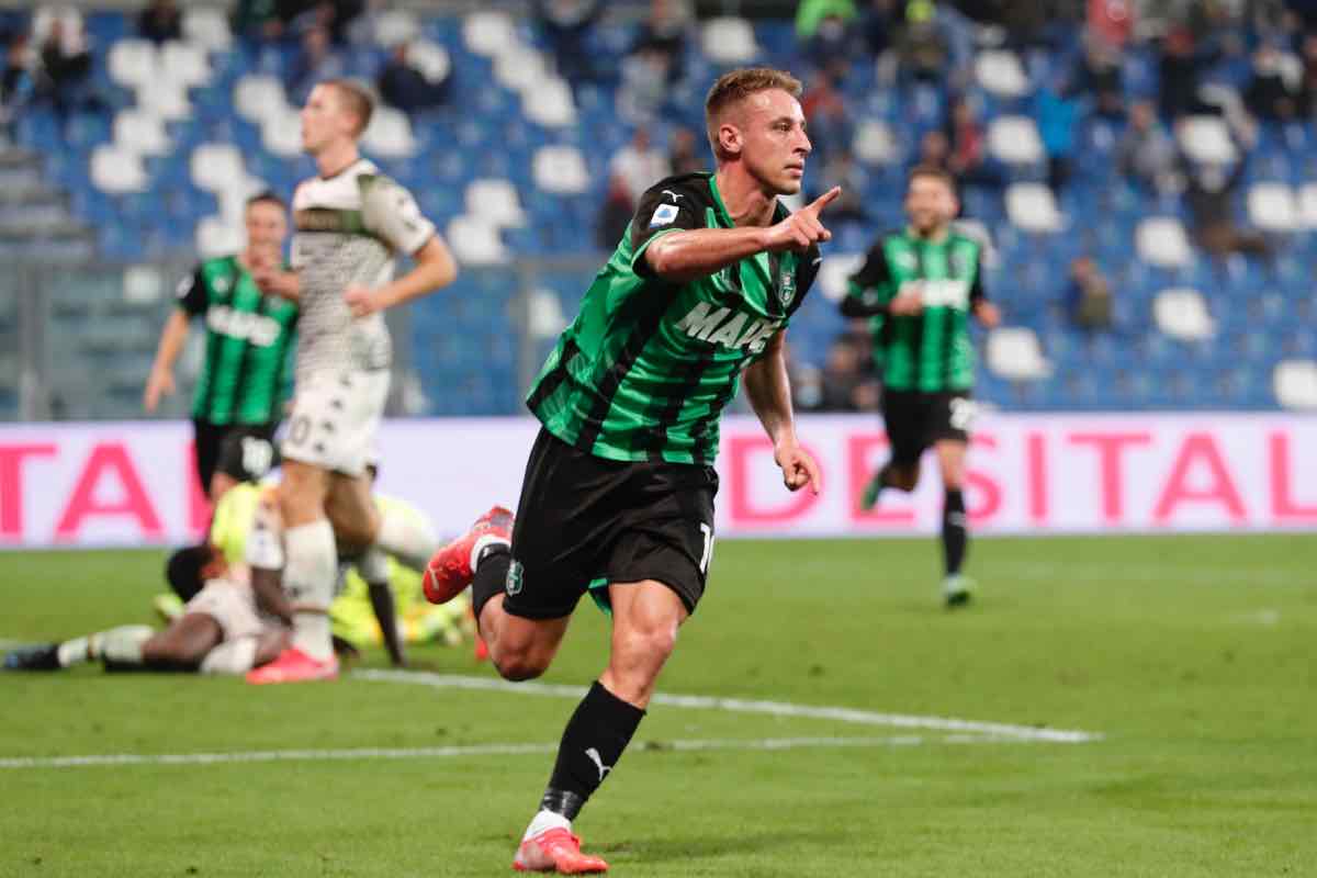 Davide Frattesi esulta per un goal