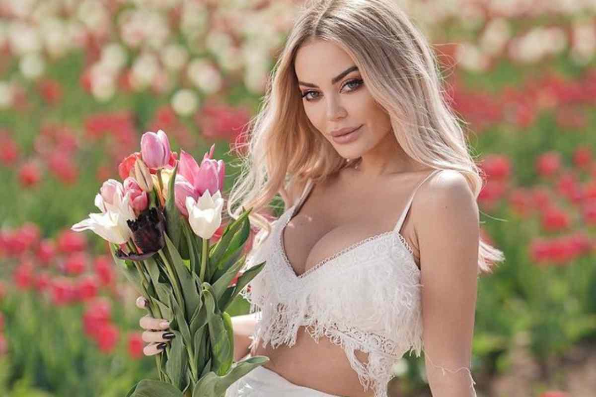Elena Morali tra i tulipani