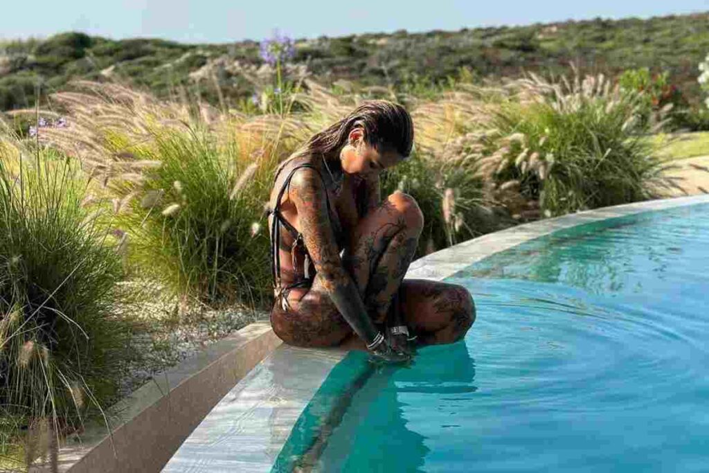 Zoe Cristofoli a bordo piscina: che spettacolo