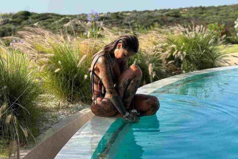 Zoe Cristofoli a bordo piscina: che spettacolo