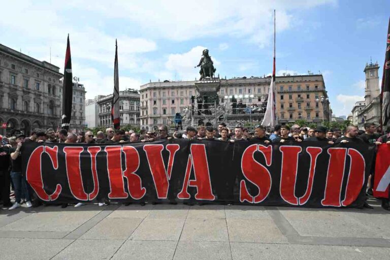 Tifosi Milan in protesta