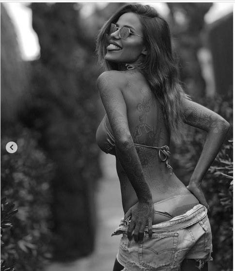 Occhio Theo, lato b da urlo di Zoe 