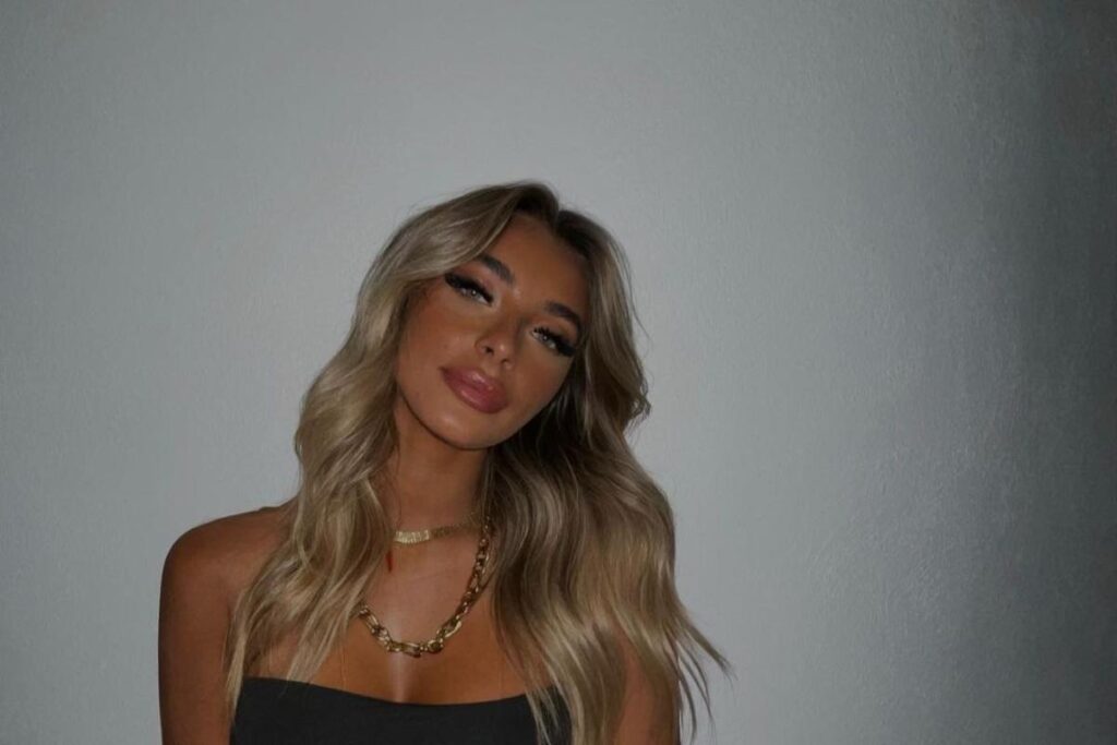 Chiara Frattesi estate da protagonista décolleté da infarto