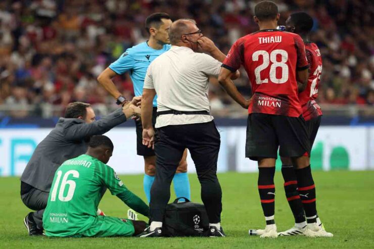 Il portiere del Milan, Mike Maignan infortunato durante il match col Newcastle