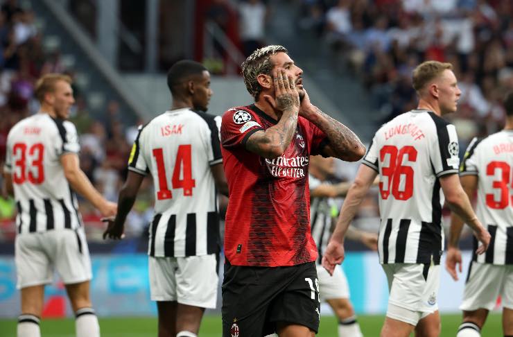 Theo Hernandez in campo in Champions League contro il Newcastle