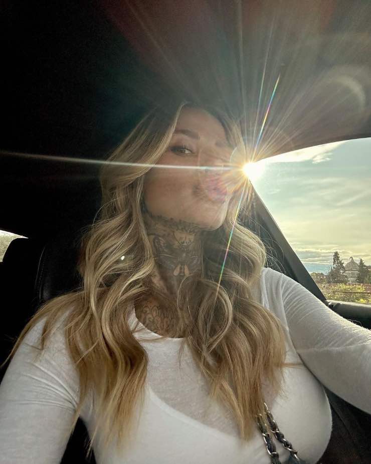 Lady Hernandez, bacio al sole e trasparenza: un sogno