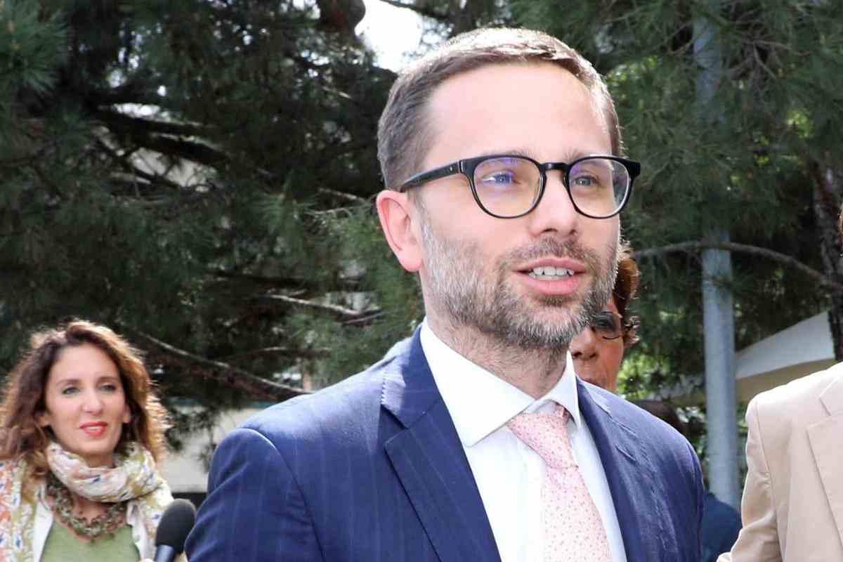 Mercato Milan, spunta una big italiana nella corsa al difensore: le ultime