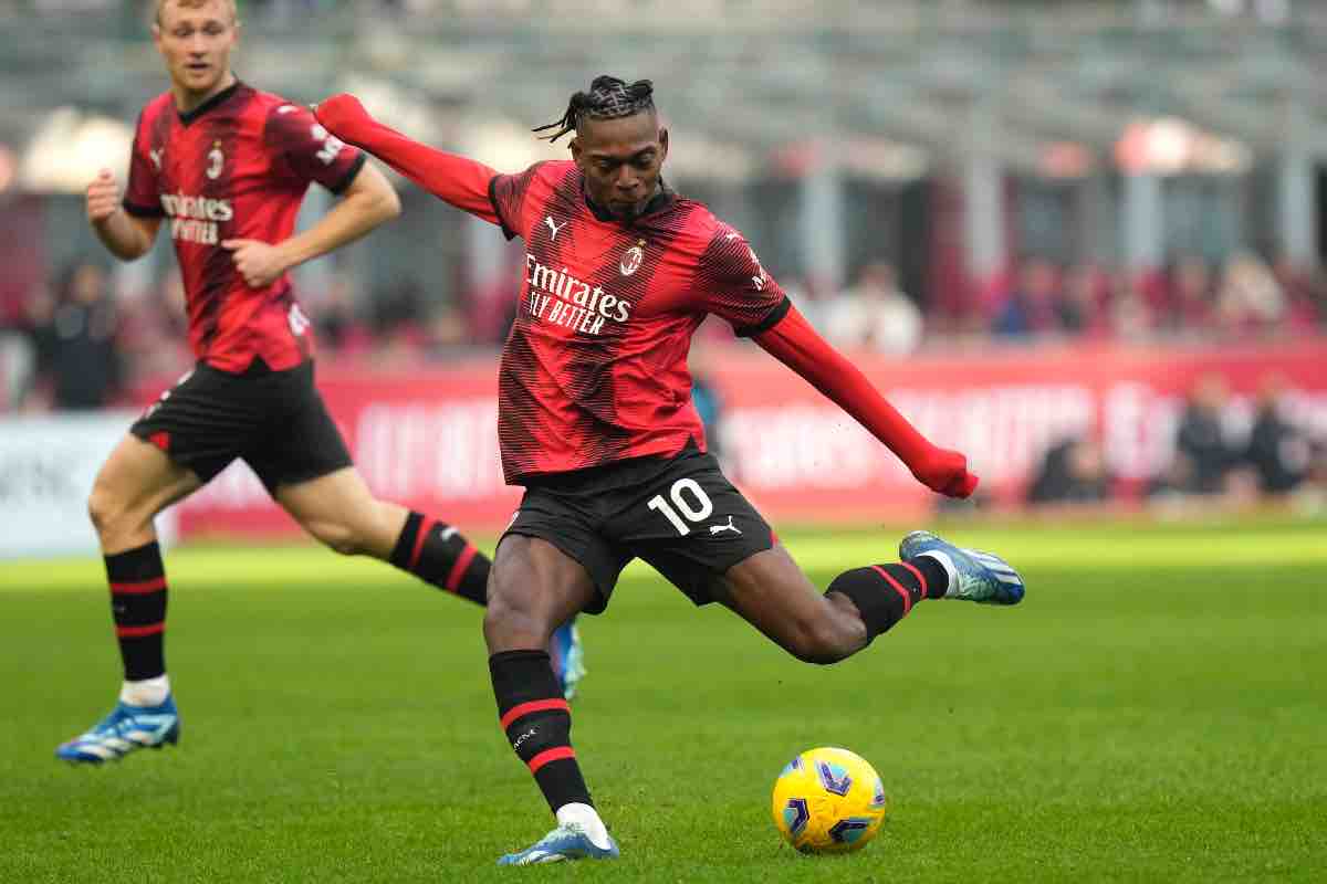 Curva Sud al fianco di Leao