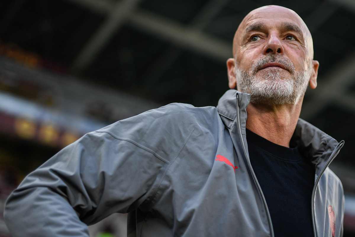 Pioli viene salutato da Leao