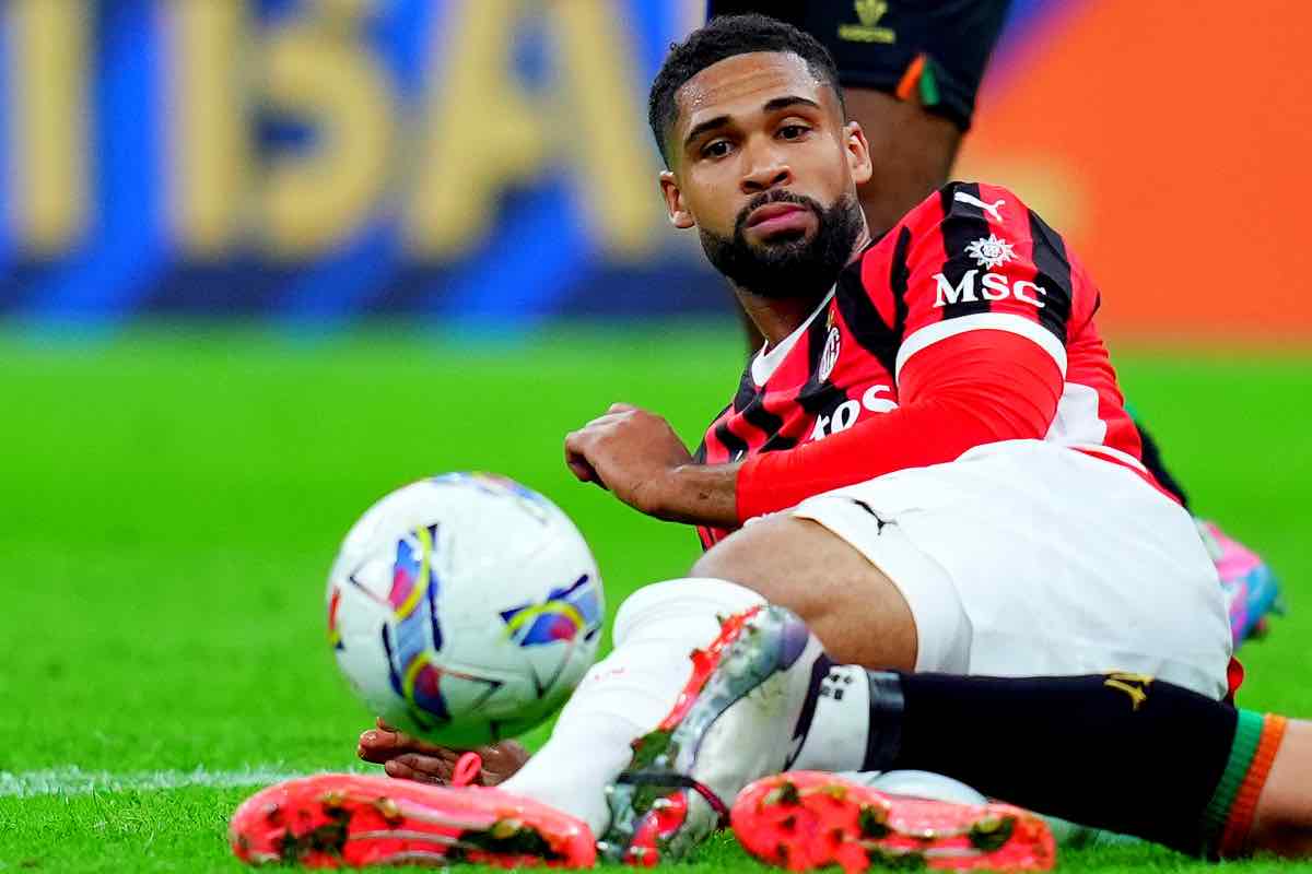 Loftus Cheek in tackle