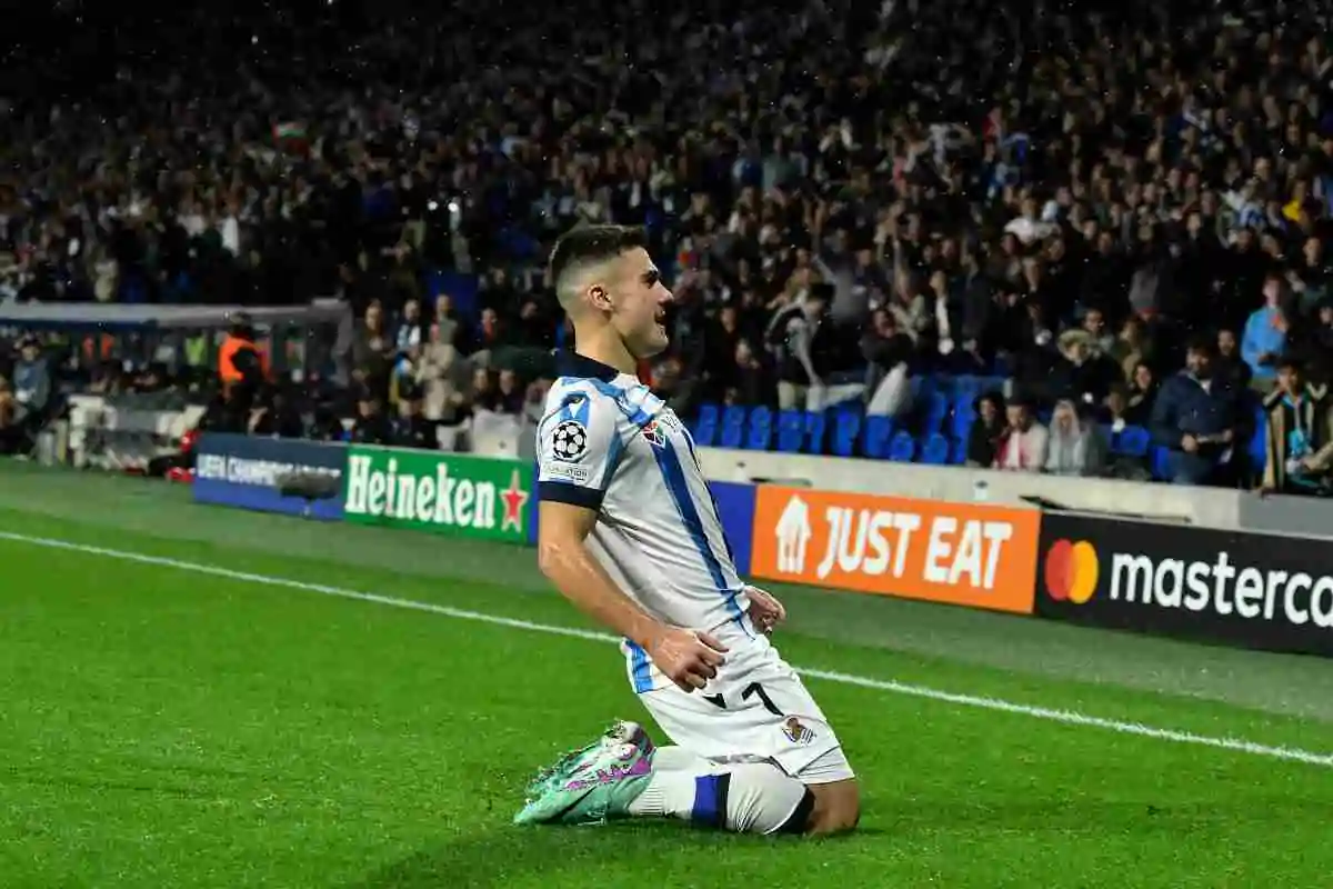 Barrenetxea esulta dopo un gol