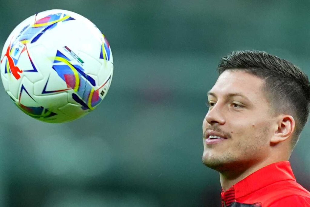 Jovic guarda la palla