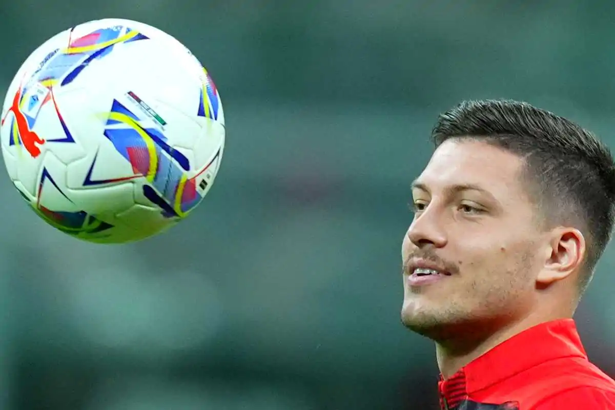 Jovic guarda la palla