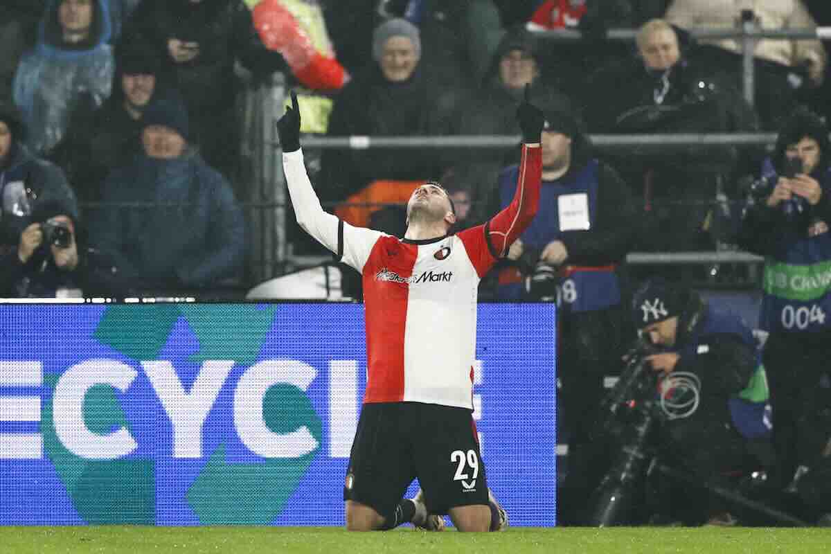Gimenez esulta dopo un gol con le braccia al cielo