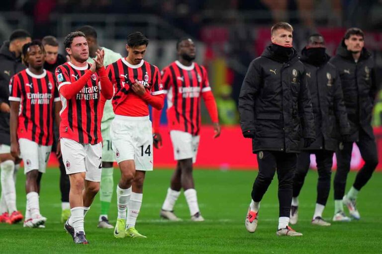 I giocatori del Milan sotto la Curva