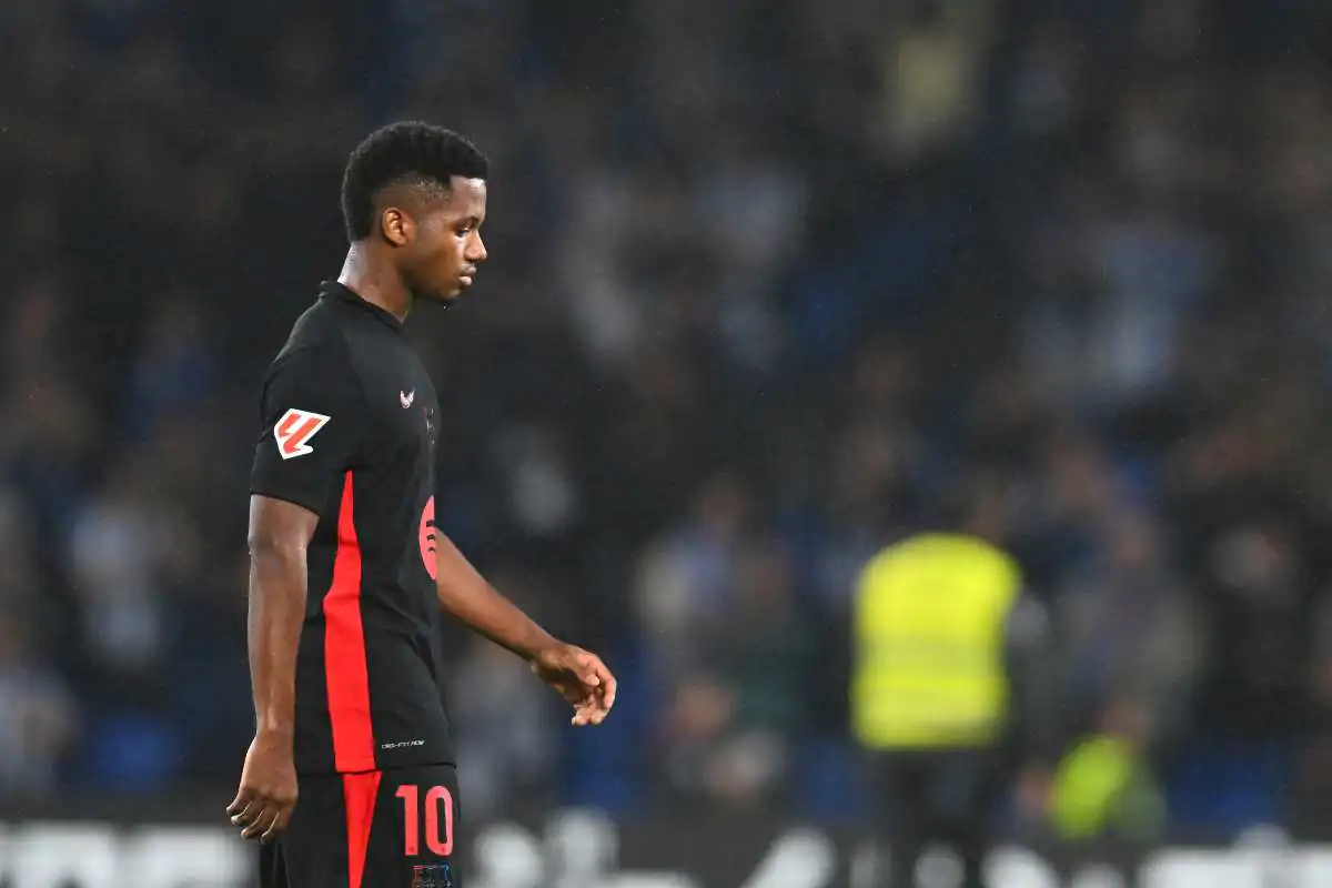 Ansu Fati mentre passeggia in campo