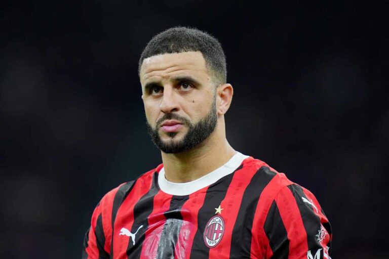 Walker primo piano con la maglia del Milan